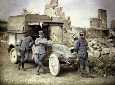 Tre soldati francesi parcheggiati davanti a un edificio pesantemente danneggiato con un piccolo camion, Aisne, Francia, 1917 (autocromo) da Fernand Cuville
